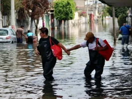 Fuertes lluvias en Ecuador causan dos muertos, 440 afectados y daños en infraestructura.